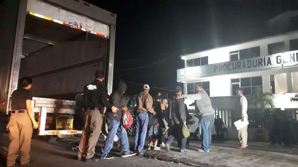Interceptan a 153 migrantes en un camión en carretera del sureste de México