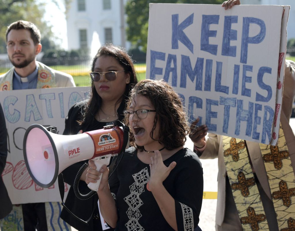 Beneficiarios de DACA se manifiestan ante la Casa Blanca