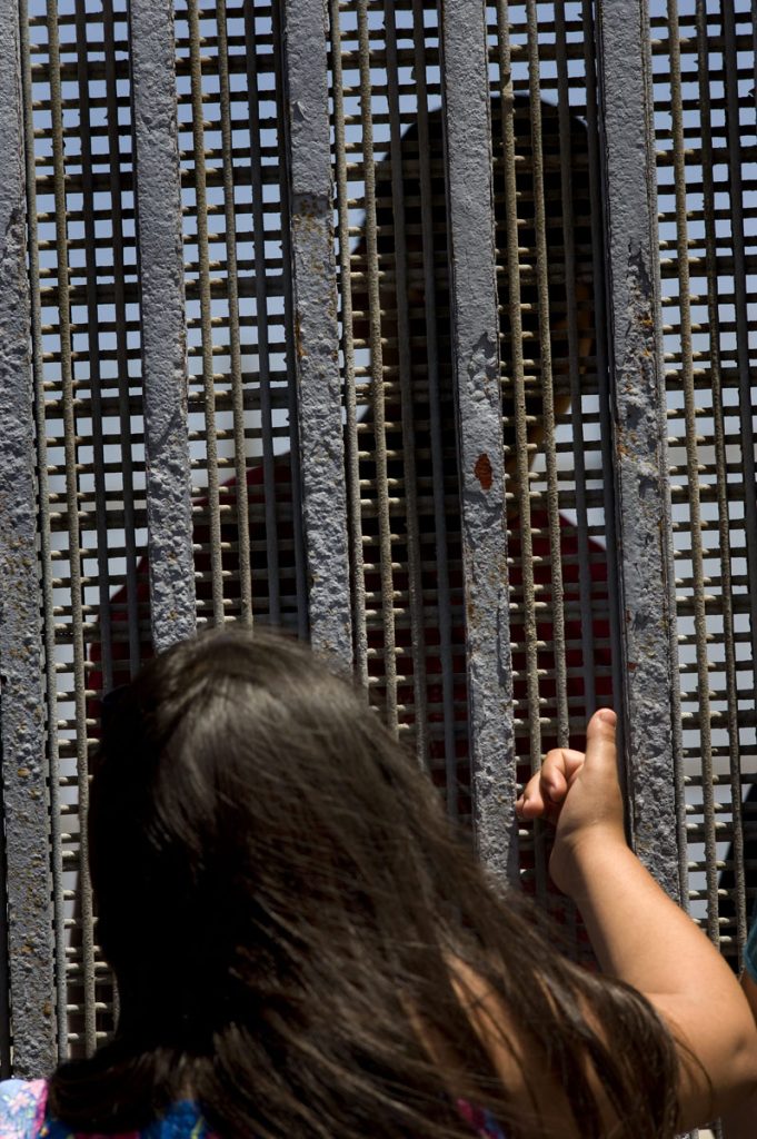 FAMILIAS DE INMIGRANTES CELEBRAN DÍA DEL PADRE DIVIDIDOS POR MURO FRONTERIZO