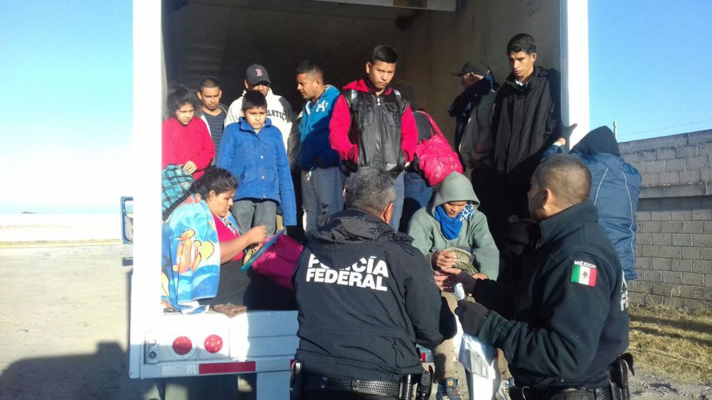 Rescatan a 29 centroamericanos abandonados en un tráiler en centro de México