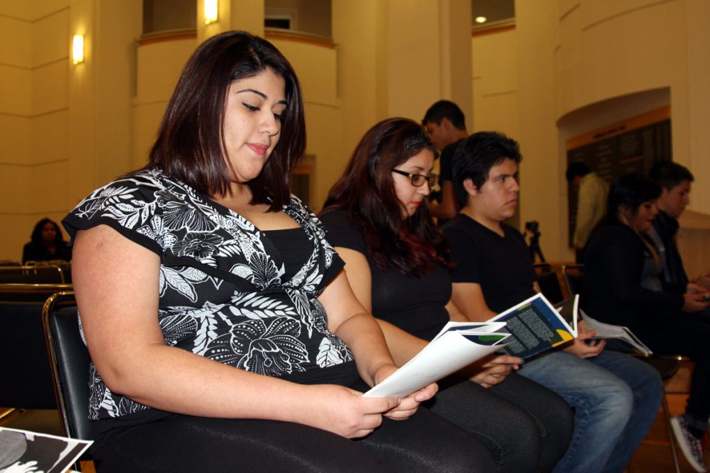 "SOÑADORES" DE C.DEL NORTE MANTIENEN SU LUTO POR LA "MUERTE" DEL DREAM ACT