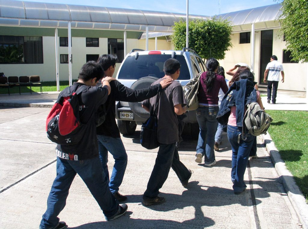 POLICÍA DETIENE A 8 INMIGRANTES ECUATORIANOS INDOCUMENTADOS EN SUR DE MÉXICO