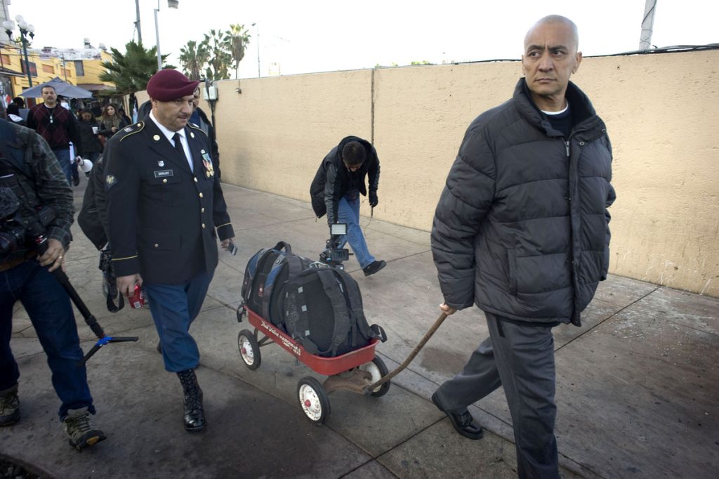 Vuelve legalmente a EE.UU. veterano deportado y luego perdonado