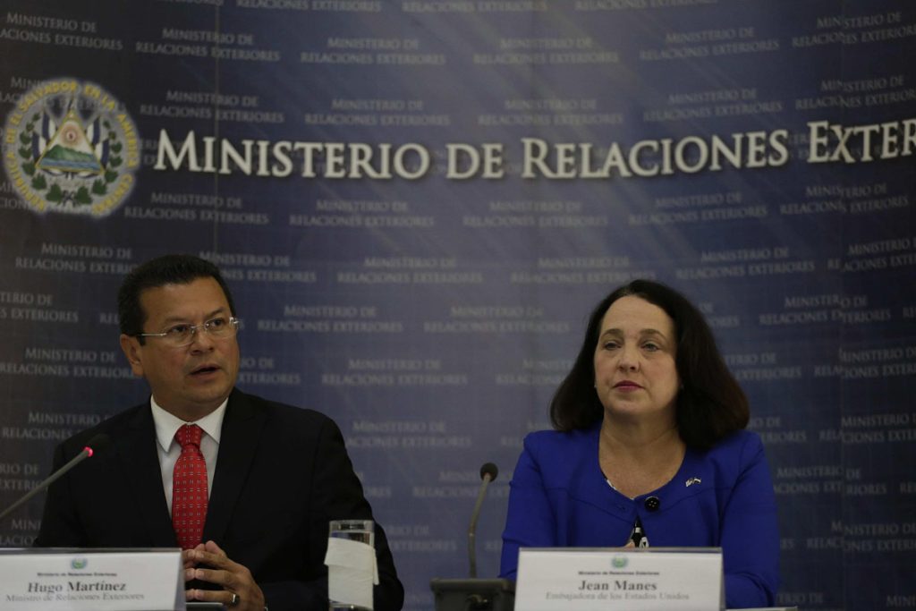 GOBIERNO DE EL SALVADOR PIDE CALMA A COMPATRIOTAS EN EEUU TRAS CIERRE DE TPS