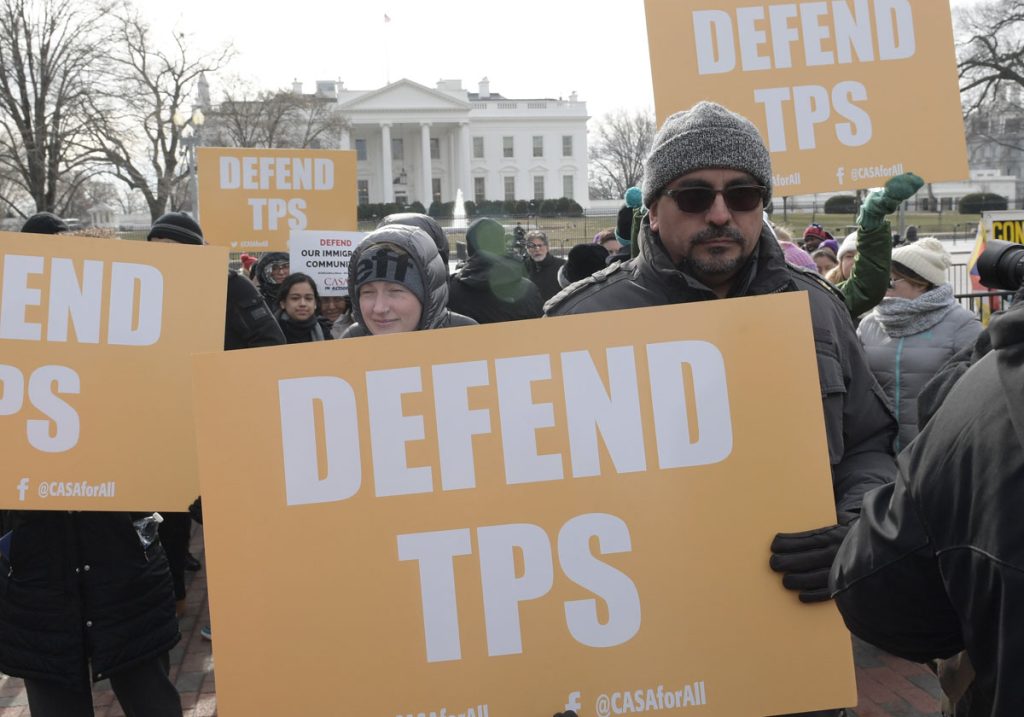 Inmigrantes rechazan frente a la Casa Blanca el fin del TPS salvadoreño