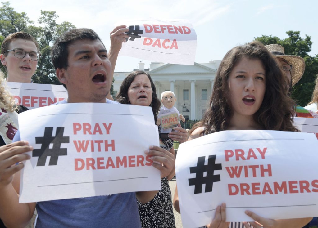 Líderes religiosos piden a Trump mantener protección a jóvenes indocumentados