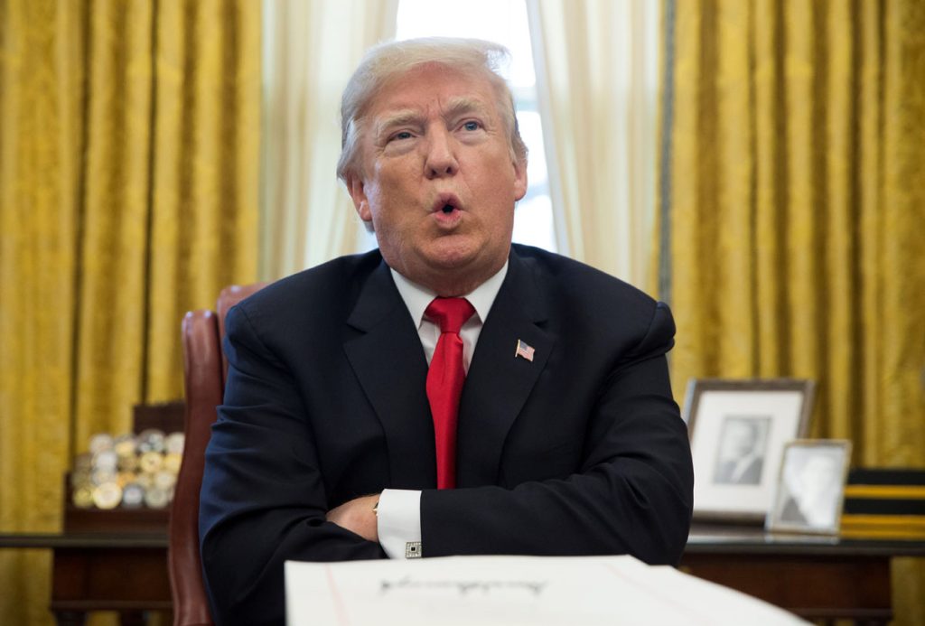 Trump firma su prometida y ambiciosa reforma fiscal