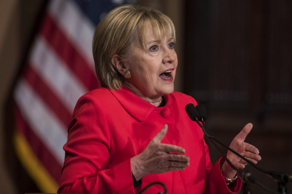 HILLARY CLINTON CRITICA HECHOS "ALTERNATIVOS" Y RECORTES DIPLOMACIA DE TRUMP
