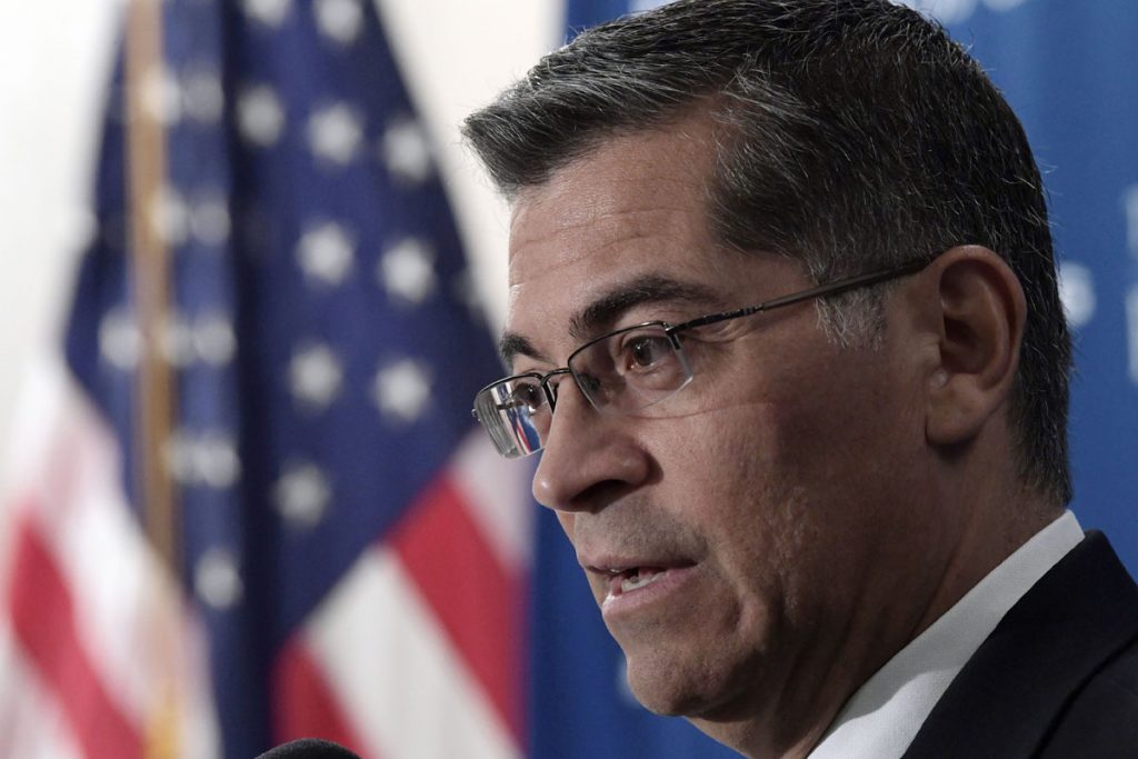 Fiscal de California acusa a Trump de abuso de poder y defiende a inmigrantes