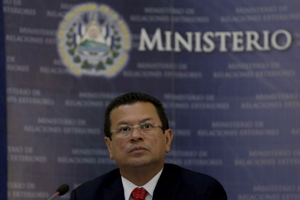 Gobierno de El Salvador pide calma a compatriotas en EEUU tras cierre de TPS