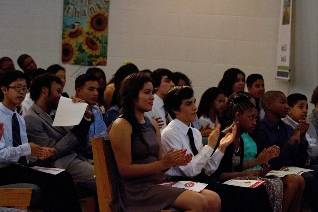 ESTUDIANTES LATINOS SE GRADUAN DE SECUNDARIA CON CUROS TOMADOS EN INTERNET