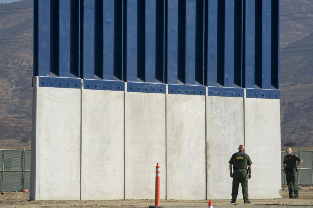 La polémica promesa del muro fronterizo ya cuenta con prototipos terminados