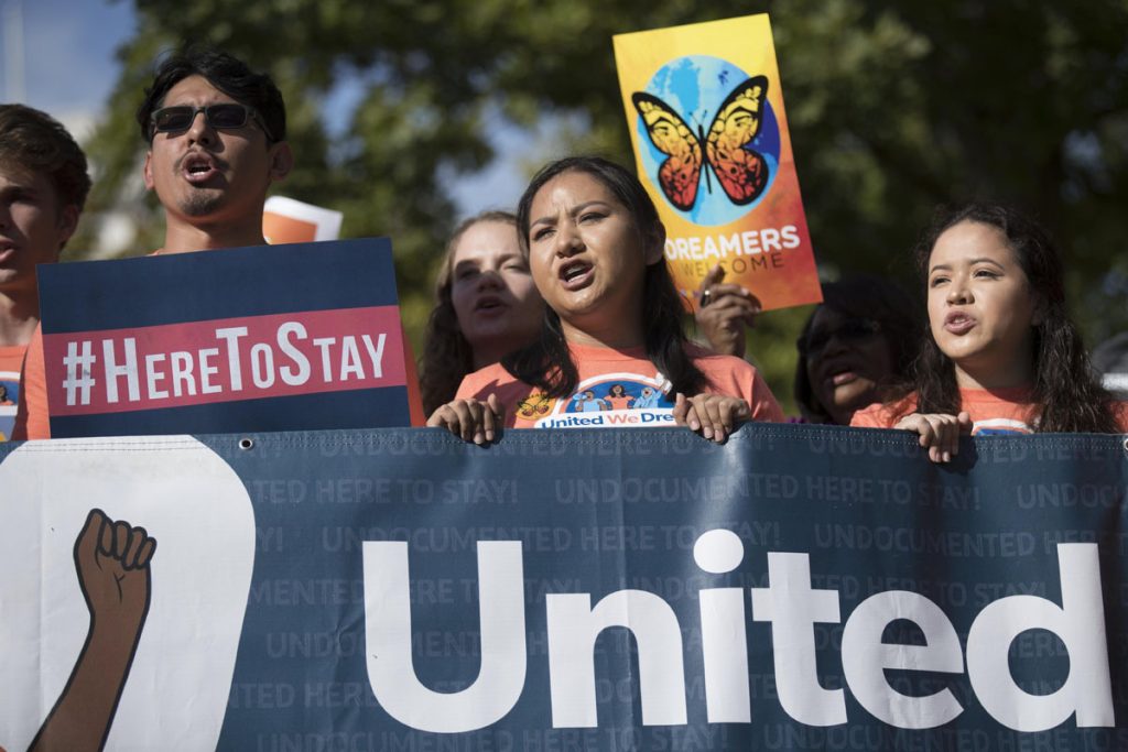 DEFENSORES DE INMIGRANTES Y DEL PROGRAMA DACA SE CONCENTRAN EN LAS INMEDIACIONES DEL CAPITOLIO