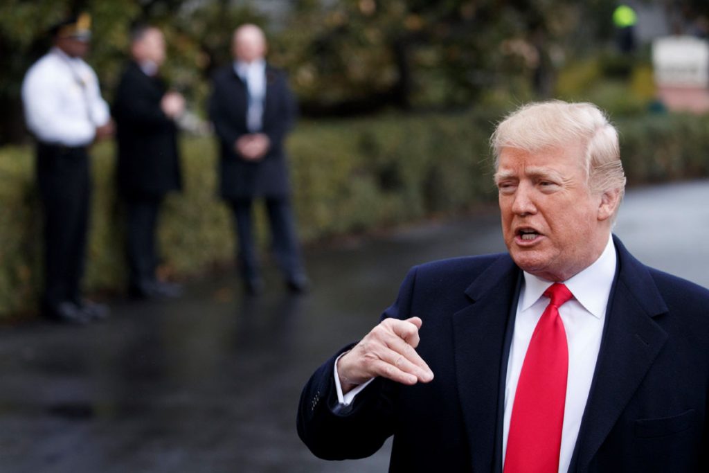 El presidente de los Estados Unidos, Donald J. Trump, habla con la prensa en la Casa Blanca
