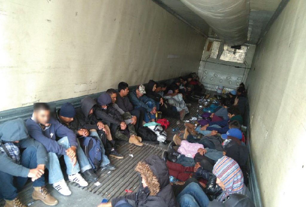 Hallan a 103 migrantes abandonados en un camión en el noreste de México