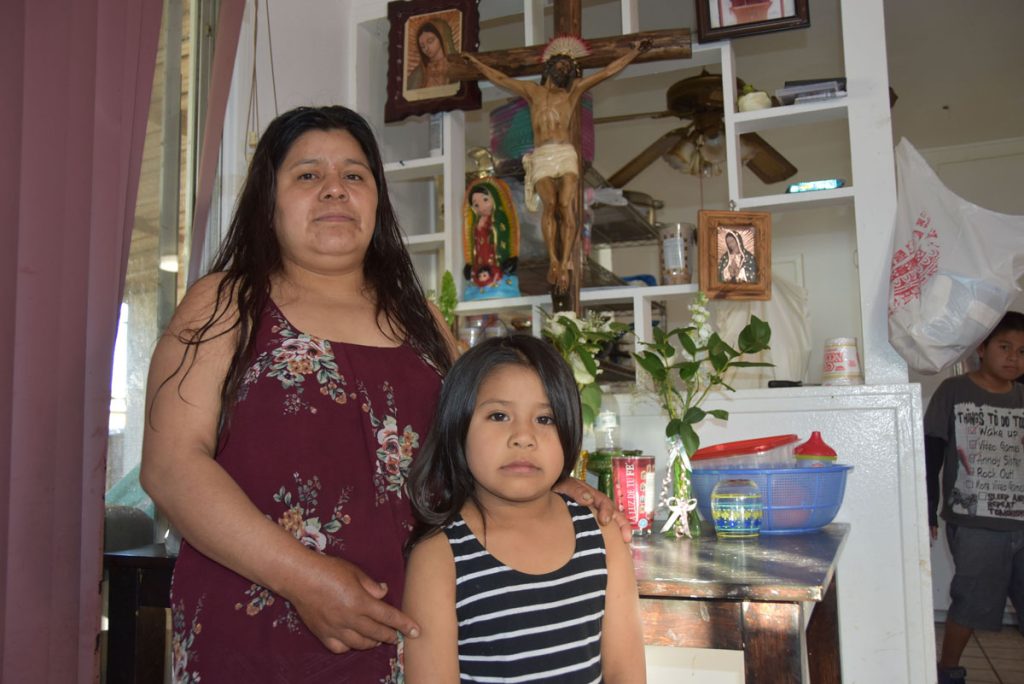 El desánimo empuja a los campesinos a ceder a sus hijos el "sueño americano"