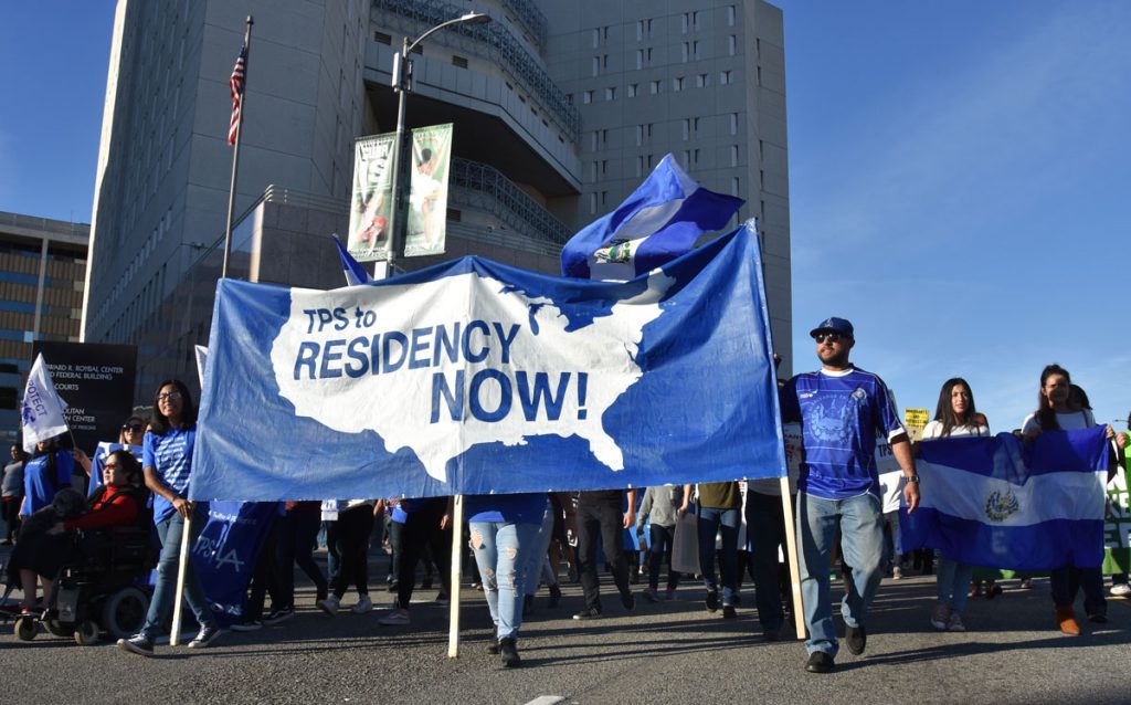 Activistas piden en marcha residencia permanente para beneficiados con TPS
