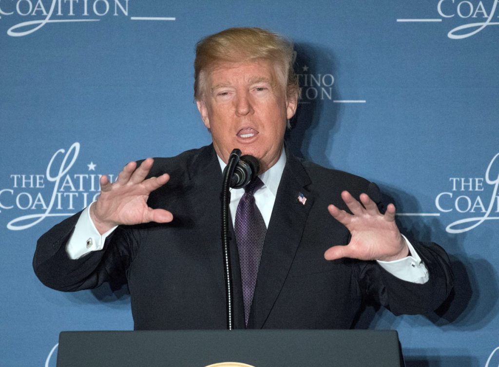 Trump dice que millones de latinos están haciendo realidad el sueño americano