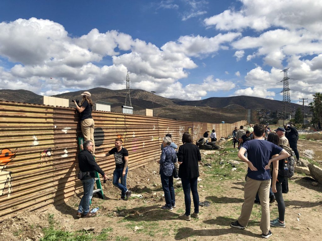 Turistas llegan a la frontera para ver los prototipos del muro de Trump
