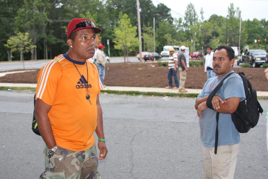 JORNALEROS EN CHARLOTTE, EN PELIGRO DE SER DESALOJADOS A LA ESPERA DE AYUDA