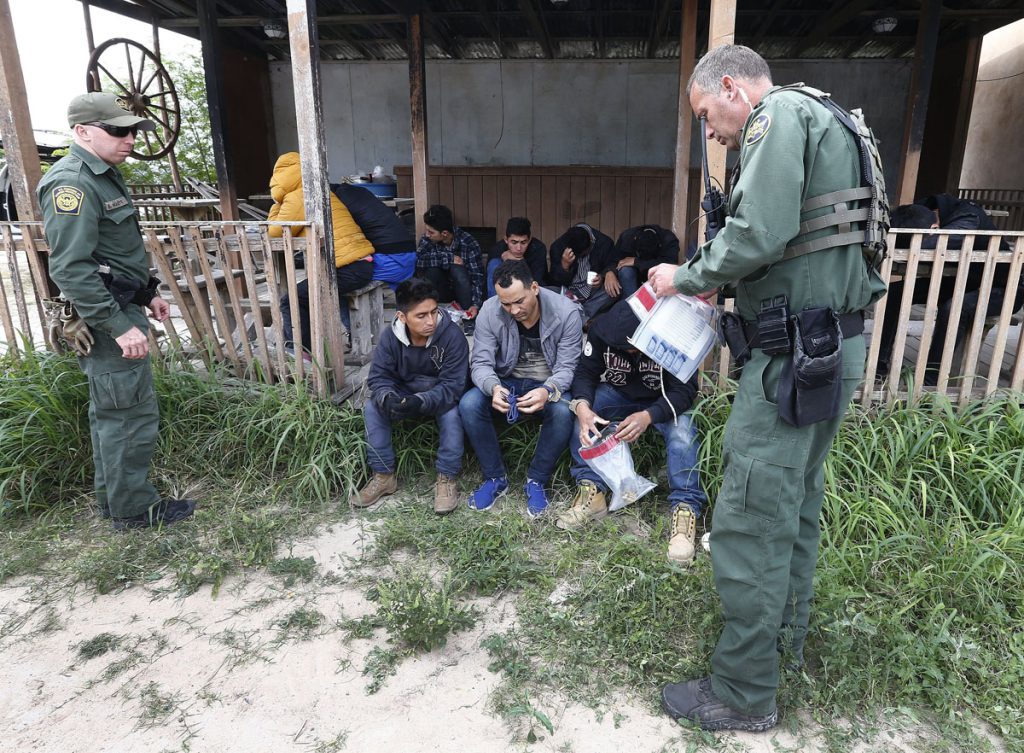 Patrulla Fronteriza de EE.UU. trabaja para asegurar la frontera con México a lo largo del Río Grande