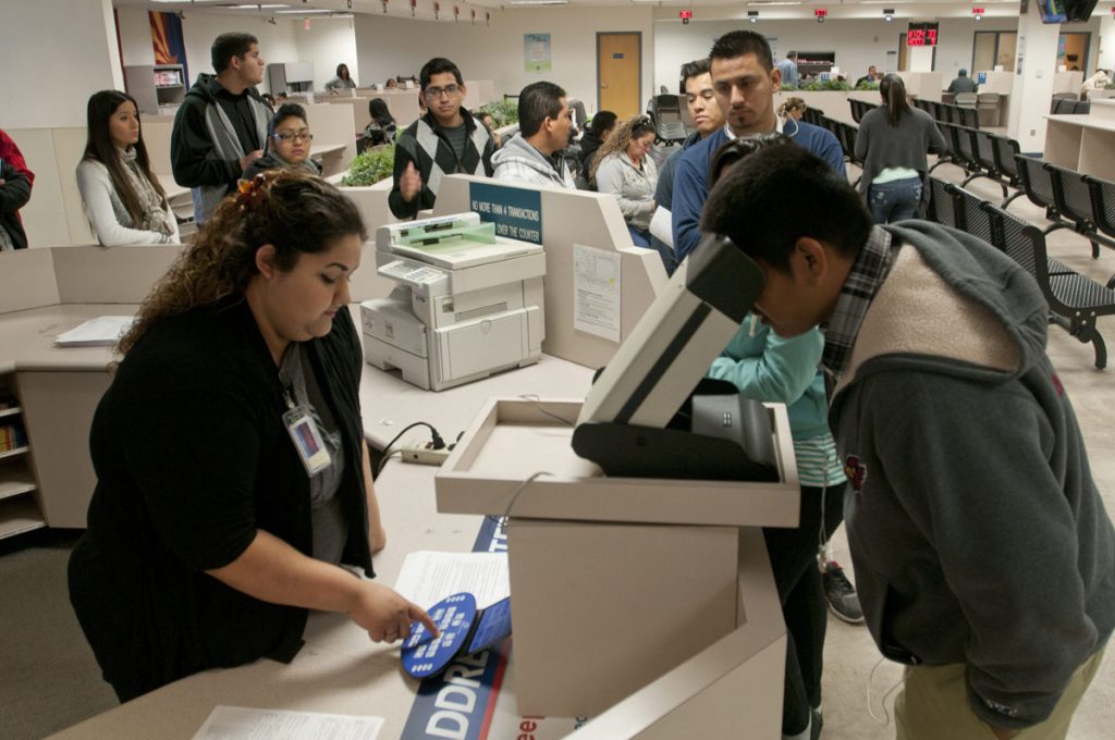 JOVENES INDCUMENTADOS AMPARADOS POR ACCIÓN DIFERIDA OBTIENEN EN ARIZONA SUS LICENCIAS DE MANEJAR