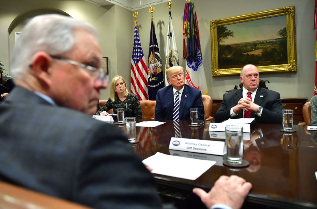 Trump celebra una mesa redonda de cumplimiento de la ley en ciudades santuario en la Casa Blanca
