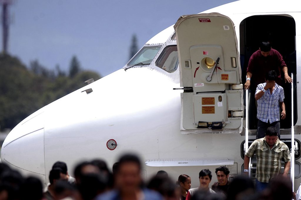 ÚLTIMOS TRES DEPORTADOS GUATEMELTECOS BAJAN DE UN AVIÓN ESTADOUNIDENSE