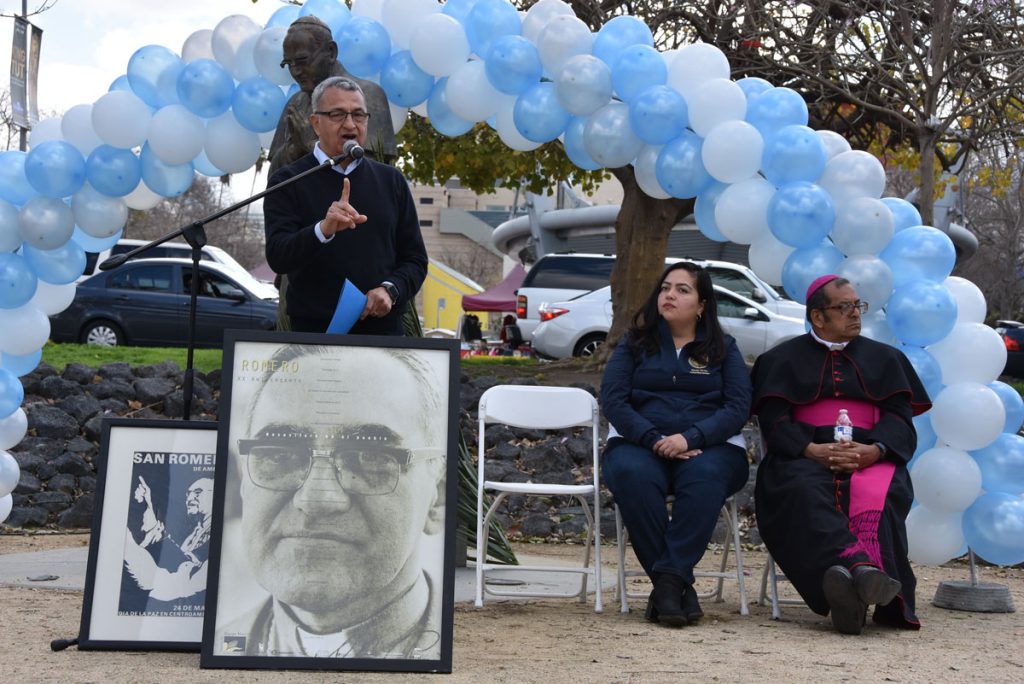 Salvadoreños de Los Ángeles celebran a su primer santo monseñor Romero