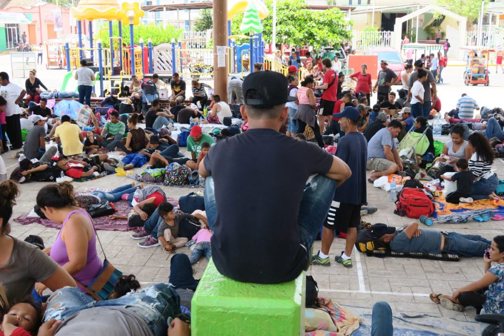Un viacrucis de más de mil migrantes atraviesa México rumbo a Estados Unidos