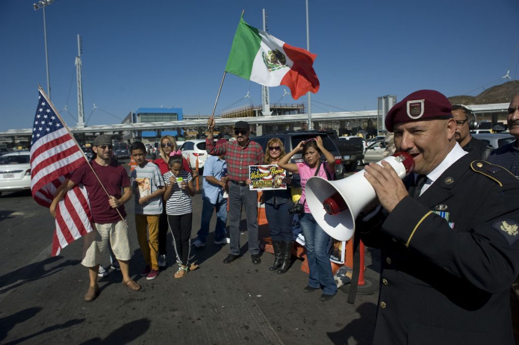 Exsoldados deportados se reúnen en cruce fronterizo por Día de los Veteranos