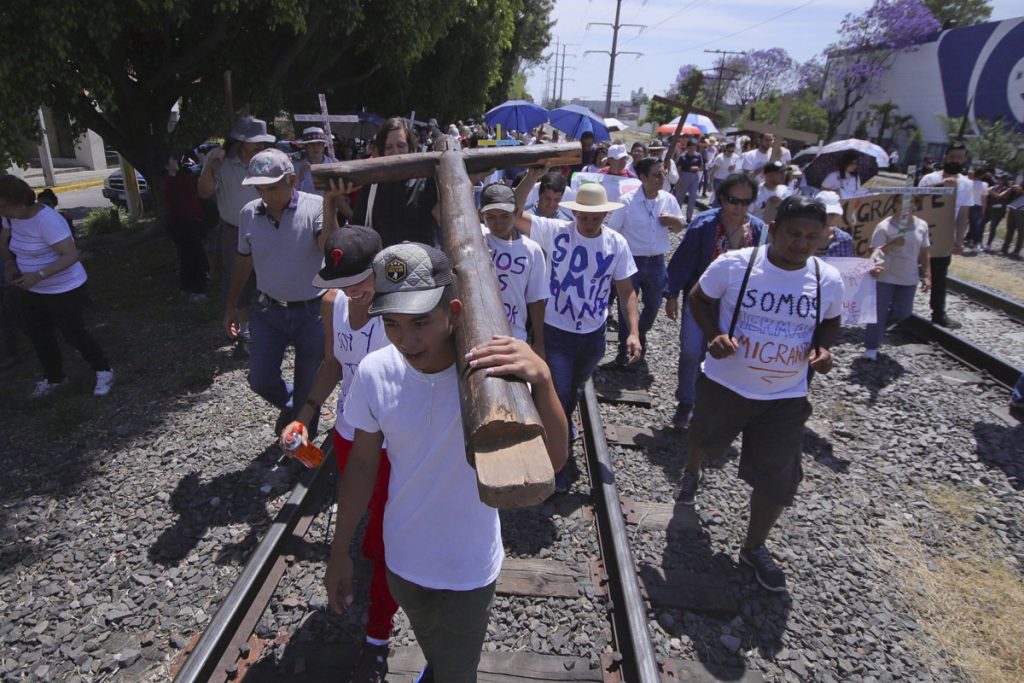 Migrantes centroamericanos participan en viacrucis en el occidente de México
