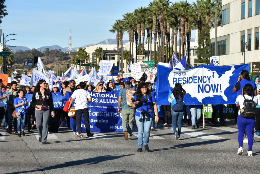 Activistas piden en marcha residencia permanente para beneficiados con TPS