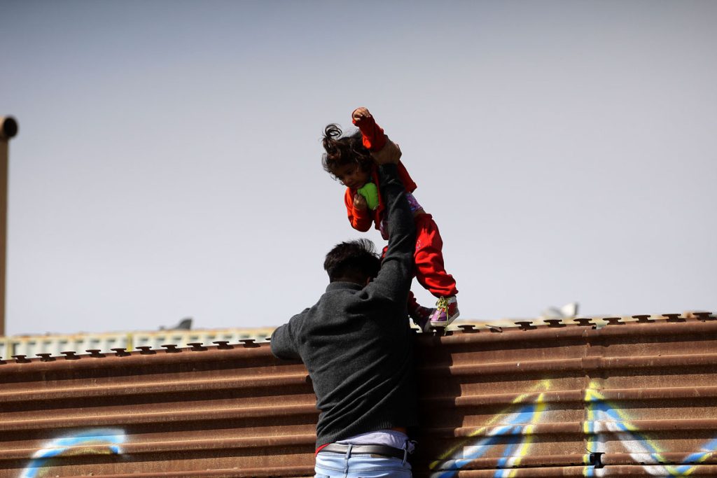 Trump visita la frontera en un momento delicado para la relación con México