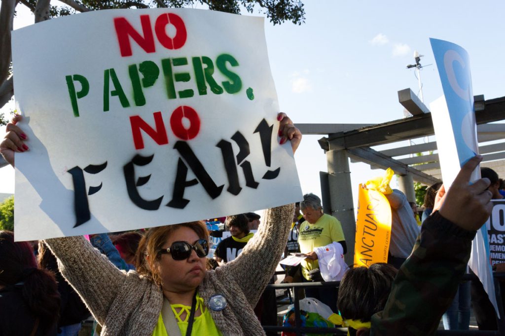 Cientos de personas salen a defender la Ley Santuario de California