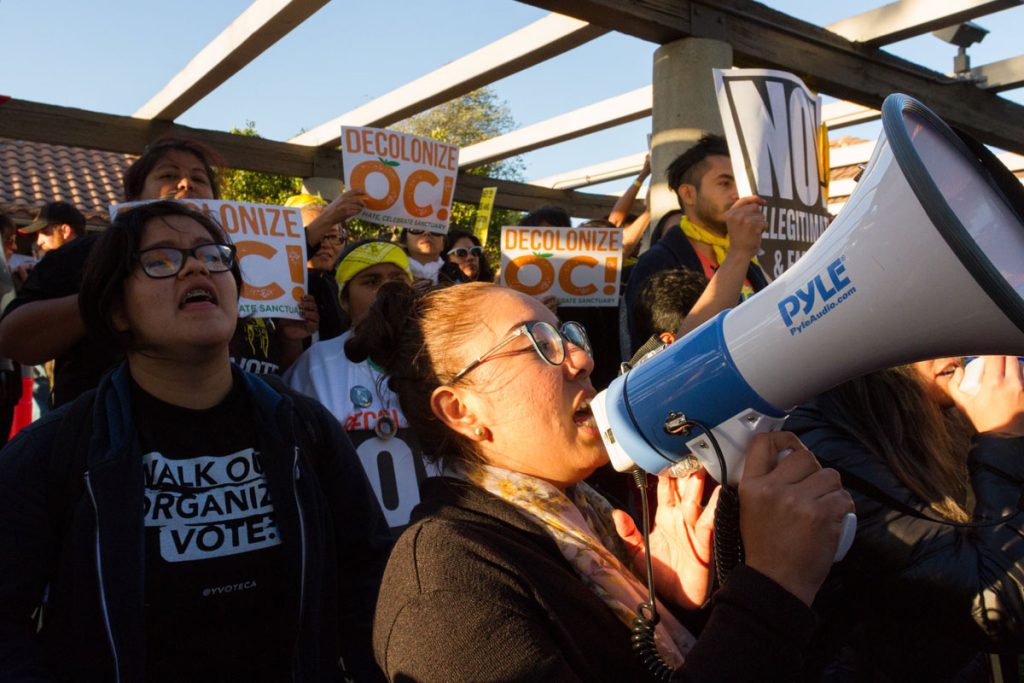 Cientos de personas salen a defender la Ley Santuario de California