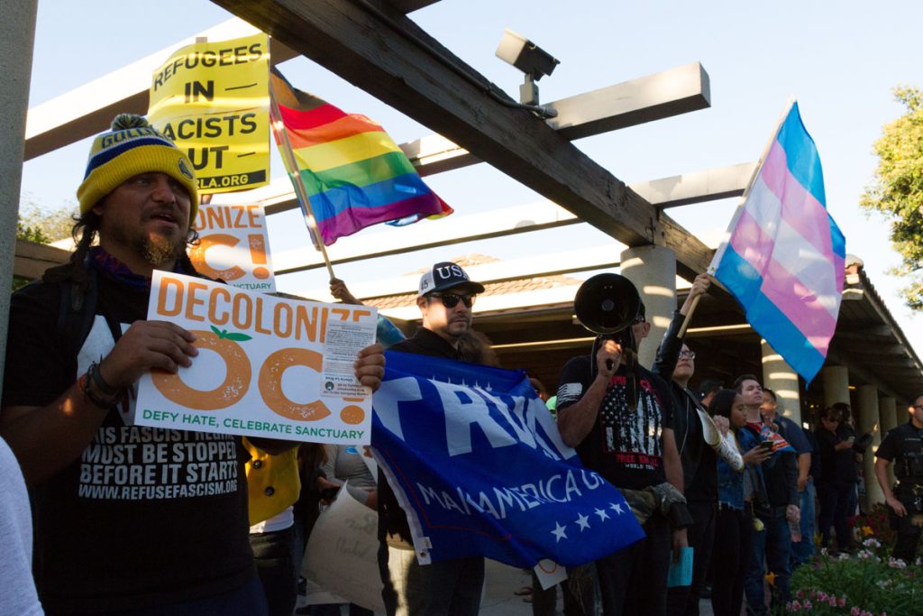 Cientos de personas salen a defender la Ley Santuario de California