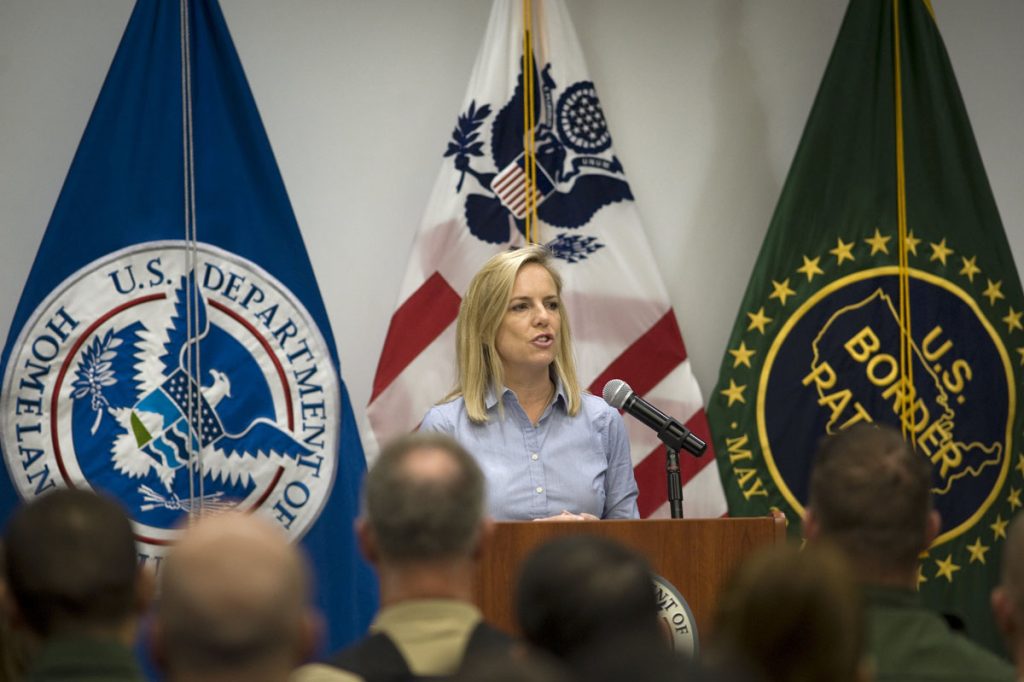 Secretaria del Departamento de Seguridad de Estados Unidos visita estación de patrulla fronteriza