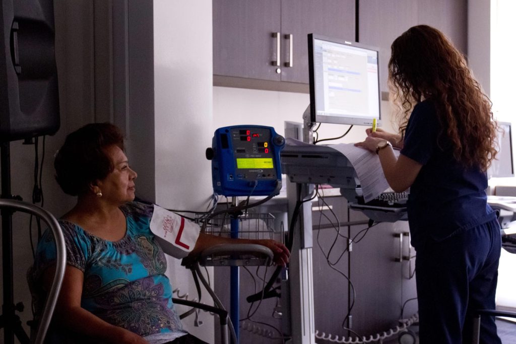 MÉDICOS PRACTICAN ZUMBA CON SUS PACIENTES PARA COMBATIR DIABETES