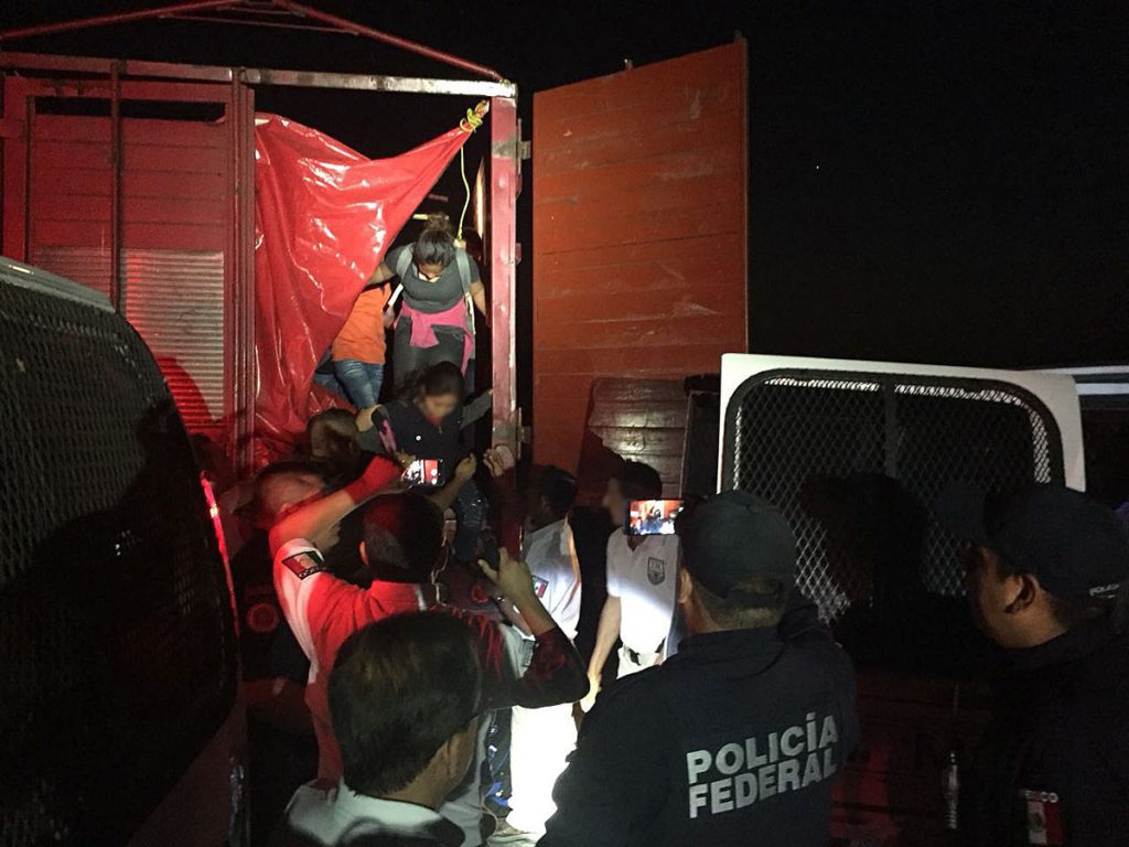 México intercepta dos vehículos con 191 migrantes en condiciones infrahumanas