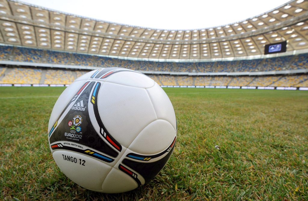 DEL BOSQUE Y VILLAR PRESENTAN EL BALÓN DE LA EUROCOPA: TANGO 12