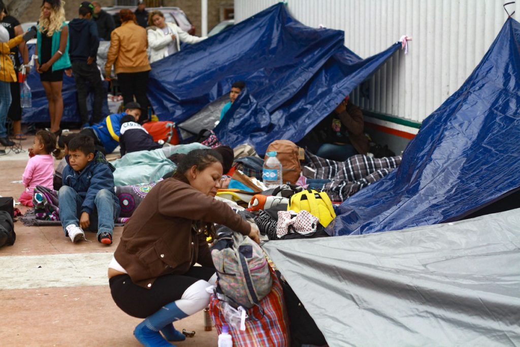 Migrantes aguardan con incertidumbre trámite de solicitudes de asilo en EE.UU.