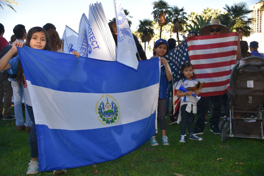 Activistas piden en marcha residencia permanente para beneficiados con TPS