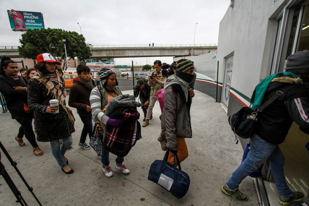 EEUU recibe nuevos pedidos de asilo de madres y niños de la caravana migrante