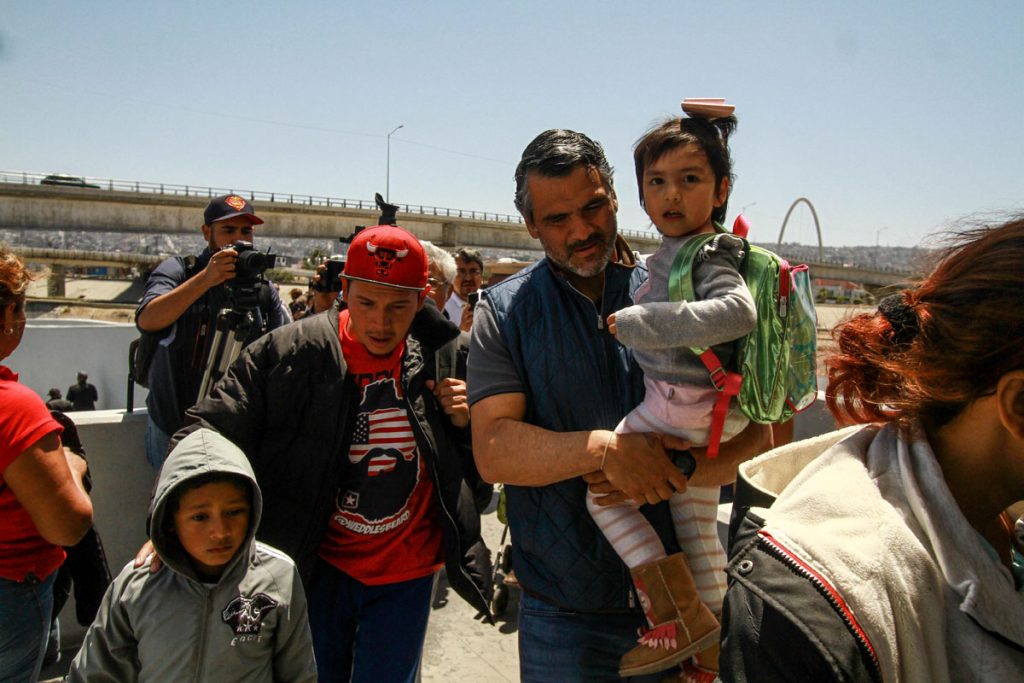 EE.UU. continúa recibiendo pedidos de asilo de madres y niños de la caravana migrante