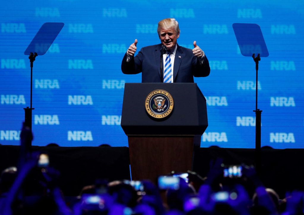 Donald Trump participa en la reunión anual de la Asociación del Rifle