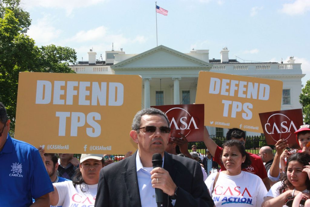 Hondureños con TPS reclaman ante la Casa Blanca regular su estado migratorio