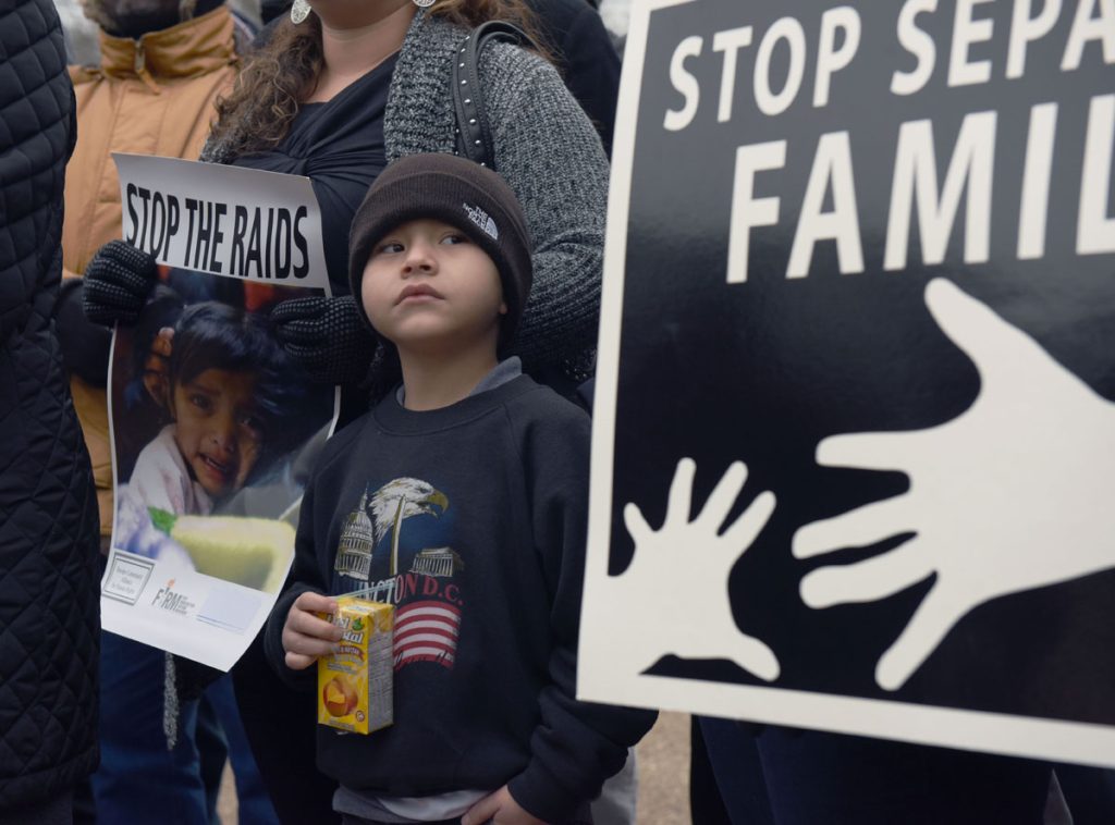 VEINTENA DE SENADORES DEMÓCRATAS PIDE A OBAMA FIN DE REDADAS DE INMIGRANTES