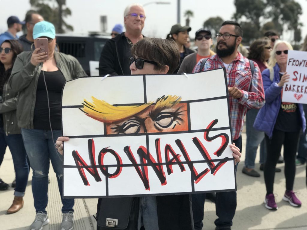 Manifiestan rechazo al ansiado muro de Trump en ambos lados de la frontera