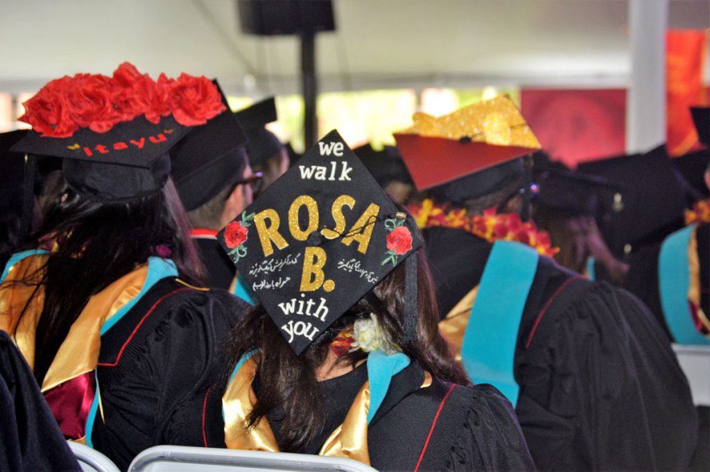 Estudiantes de California apoyan a "soñadores" en ceremonia de graduación